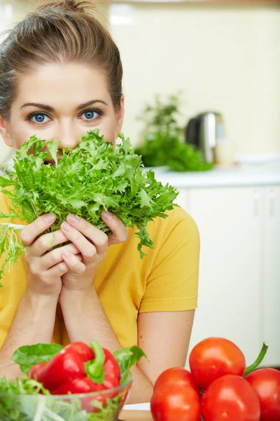 Vrouw in keuken — Stockfoto