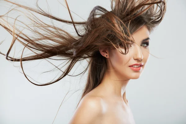 Jonge vrouw met lang haar — Stockfoto