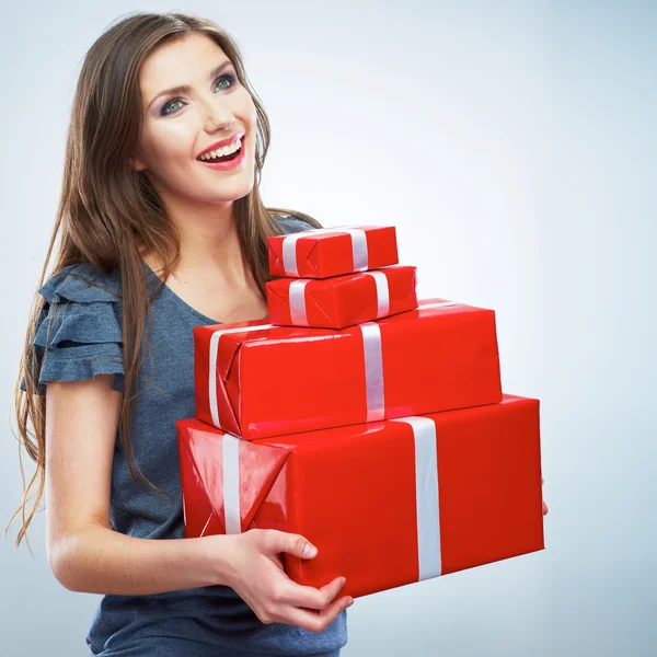 Junge glücklich lächelnde Frau mit roten Geschenkboxen — Stockfoto