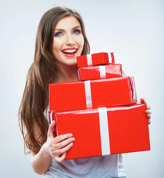 Улыбающаяся женщина держит красный подарочный коробок  . — стоковое фото