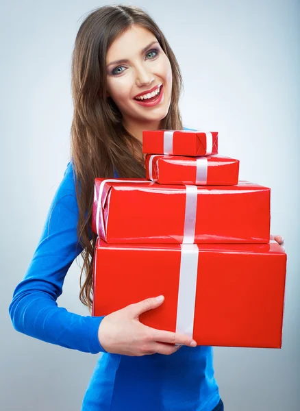 Frau hält Geschenkbox — Stockfoto