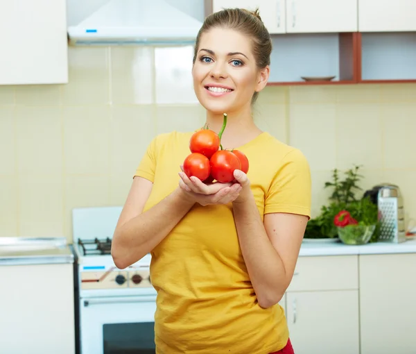 Mujer en la cocina — Foto de Stock