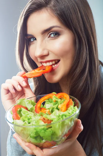 グリーンサラダを食べる女 . — ストック写真