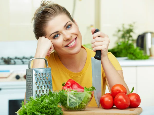 Vrouw koken groenten — Stockfoto