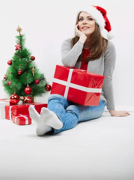Mujer en sombrero de Santa con regalos y árbol de Navidad — Foto de Stock
