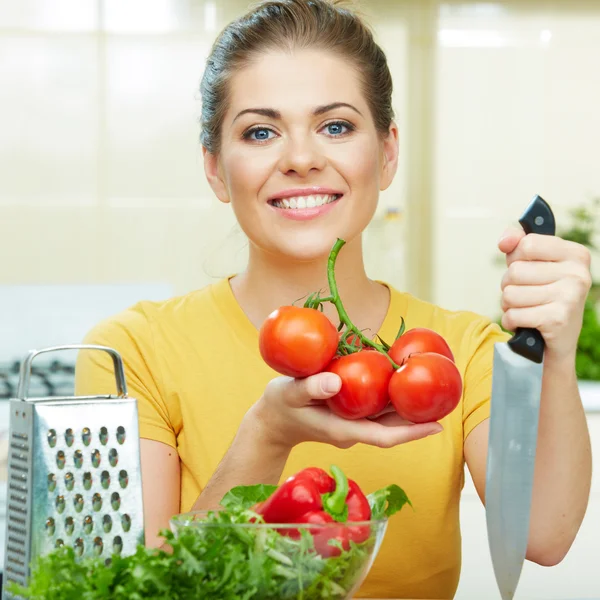 Donna in cucina — Foto Stock