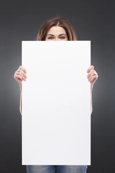 Mulher com placa branca em branco — Fotografia de Stock