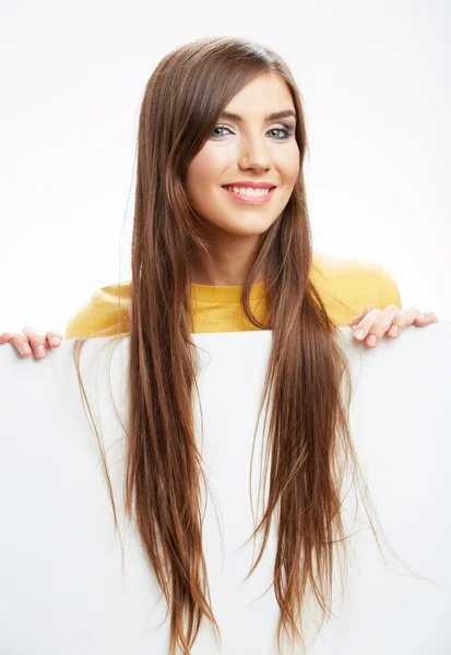 Junge lächelnde Frau zeigt Blankokarte. — Stockfoto