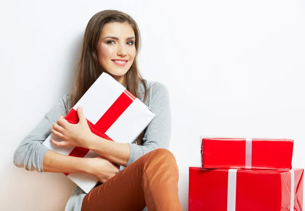 Kvinna med röda och vita rutan gåvor — Stockfoto