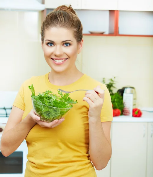 Vrouw met salade — Stockfoto