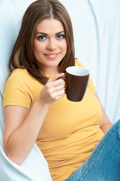 Retrato de la mujer acostada en el sofá — Foto de Stock