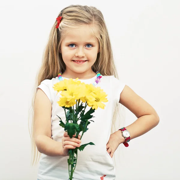 Uśmiechnięta dziewczyna trzymać żółte kwiaty. — Zdjęcie stockowe