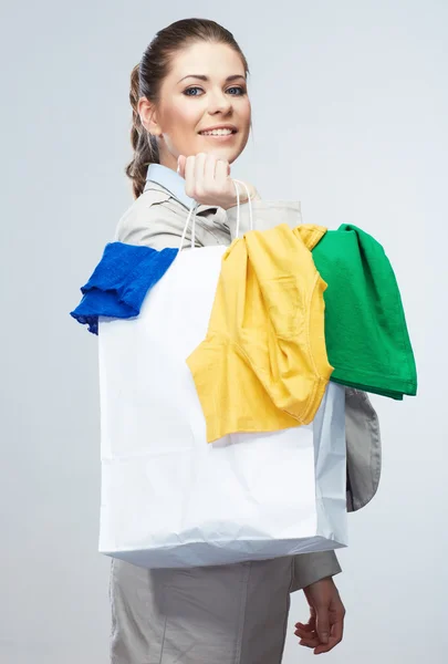 Souriant femme d'affaires tenir sac à provisions blanc . — Photo