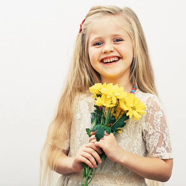Uśmiechnięta dziewczyna trzymać żółte kwiaty. — Zdjęcie stockowe