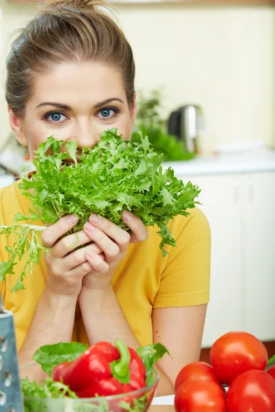 Žena vaření zeleniny — Stock fotografie