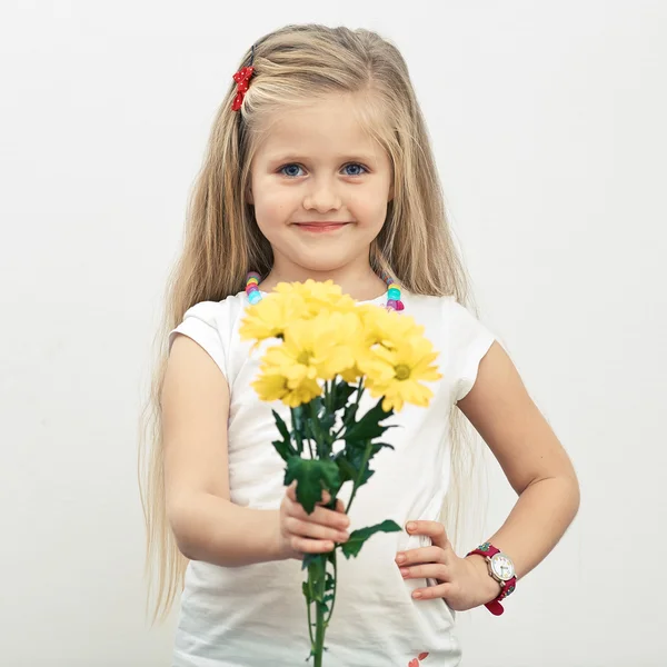Dziewczyna trzymać żółte kwiaty. — Zdjęcie stockowe