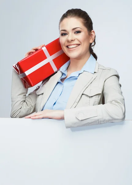 Geschäftsfrau mit roter Geschenkbox — Stockfoto