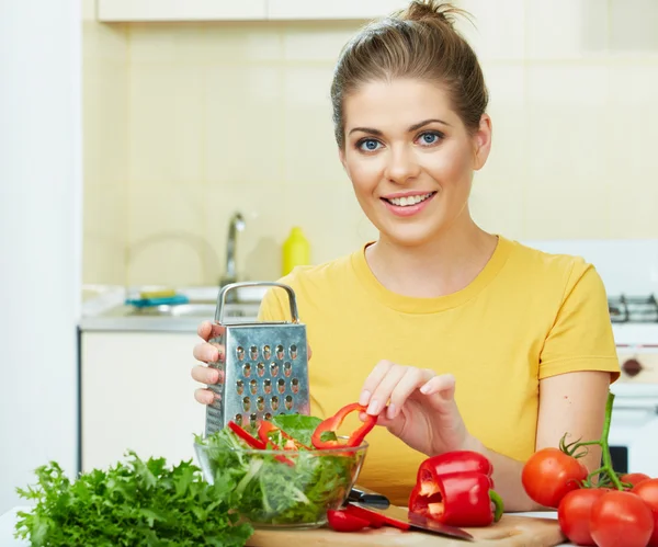 Kvinnan matlagning grönsaker — Stockfoto