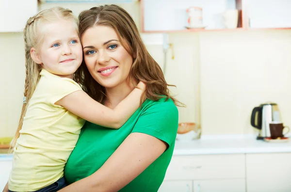 Madre e hija —  Fotos de Stock