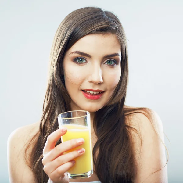 Mujer joven beber jugo — Foto de Stock