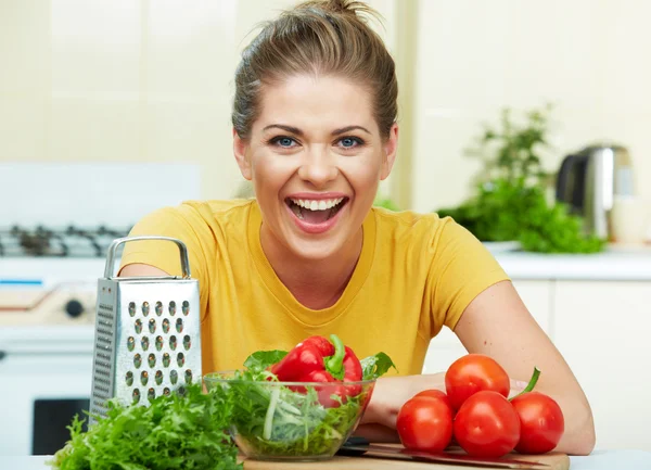 Femme cuisine légumes — Photo