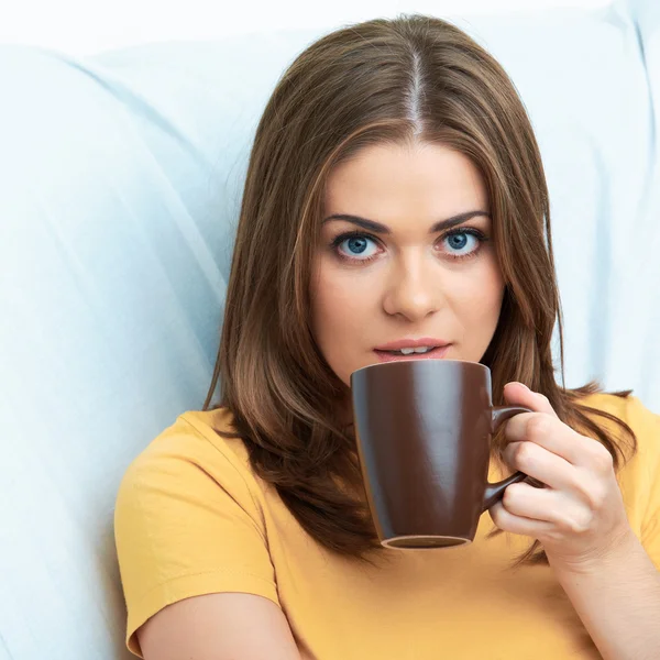 Portrait of woman seating on sofa with tea cup. — Stock Photo, Image