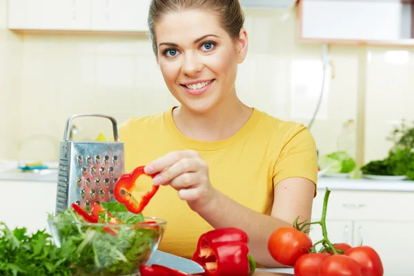 女性の野菜料理 — ストック写真