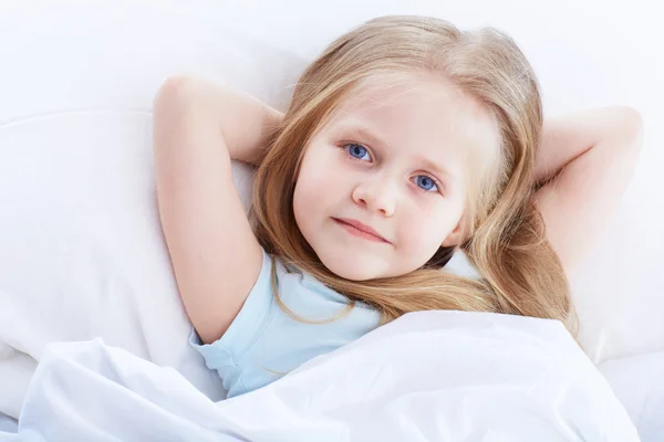 Niña en la cama  . —  Fotos de Stock