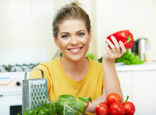 Donna che cucina verdure — Foto Stock