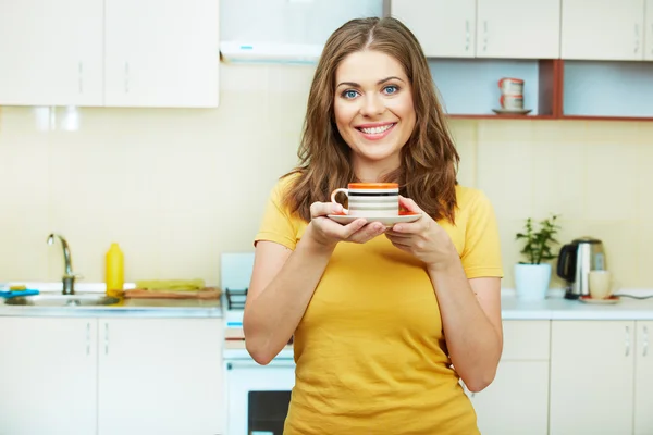 Frau mit Tasse — Stockfoto