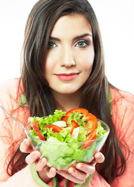 Vrouw die groene salade eet — Stockfoto