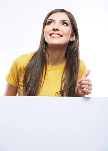 Joven mujer sonriente mostrar tarjeta en blanco . — Foto de Stock