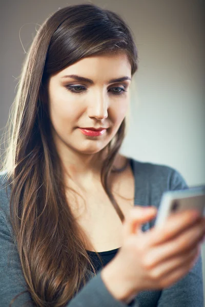 Kvinna med telefonen — Stockfoto