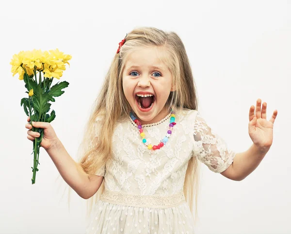 Lächeln Mädchen halten gelbe Blumen. — Stockfoto