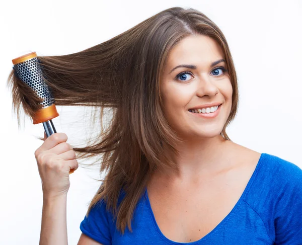 Žena hřeben dlouhé vlasy — Stock fotografie