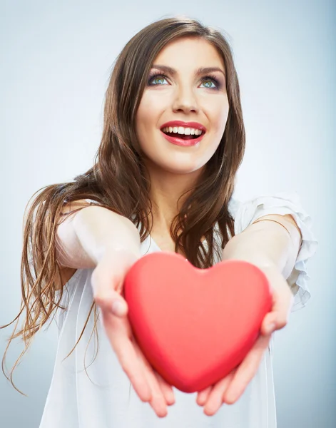 Šťastná žena drží valentine den symbolu. — Stock fotografie