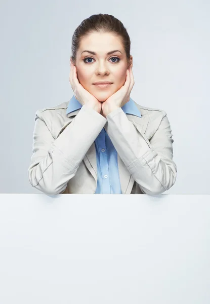 Business kvinna stående, vit banner — Stockfoto