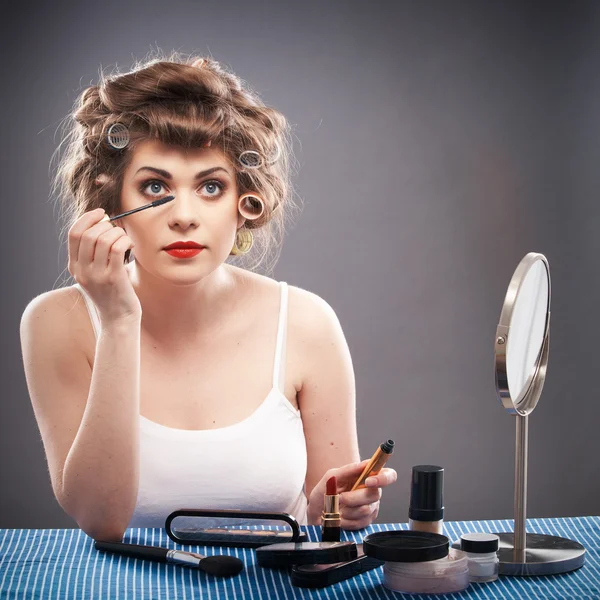 Kvinna använda mascara — Stockfoto