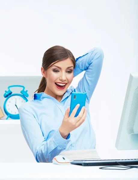 Glad affärskvinna med telefon — Stockfoto