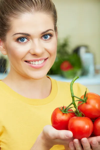 Жінка з томатний — стокове фото
