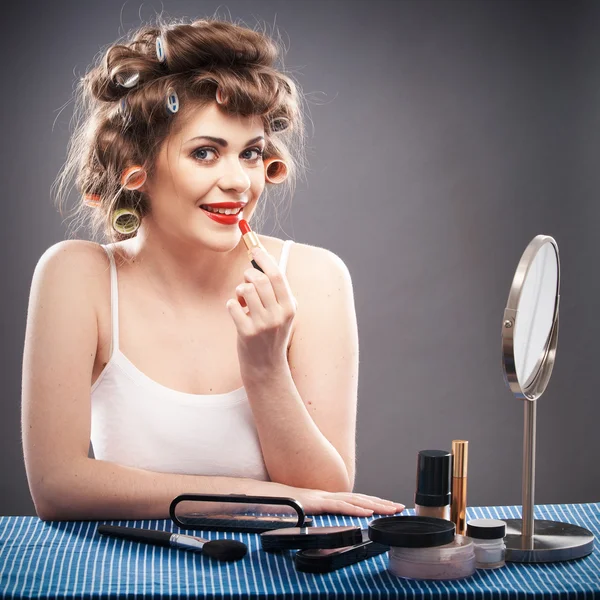 Mujer aplicando maquillaje — Foto de Stock