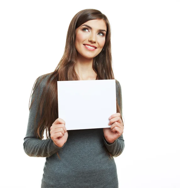 Tonåring flicka håller vitt blankt papper. — Stockfoto