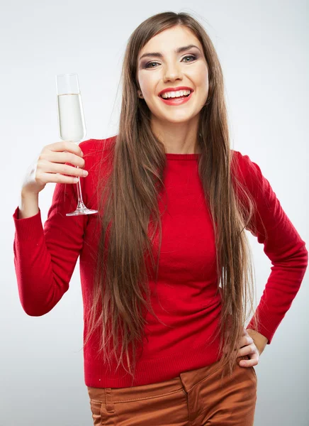 Ung kvinna i röd hålla glas vin. — Stockfoto