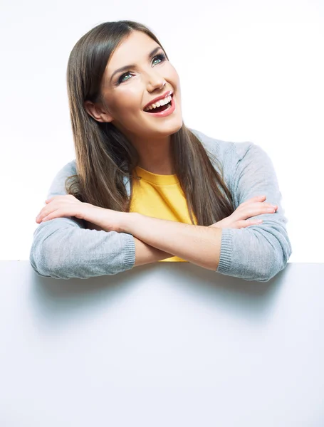 Teenager Mädchen halten weißes Blanko-Papier. — Stockfoto