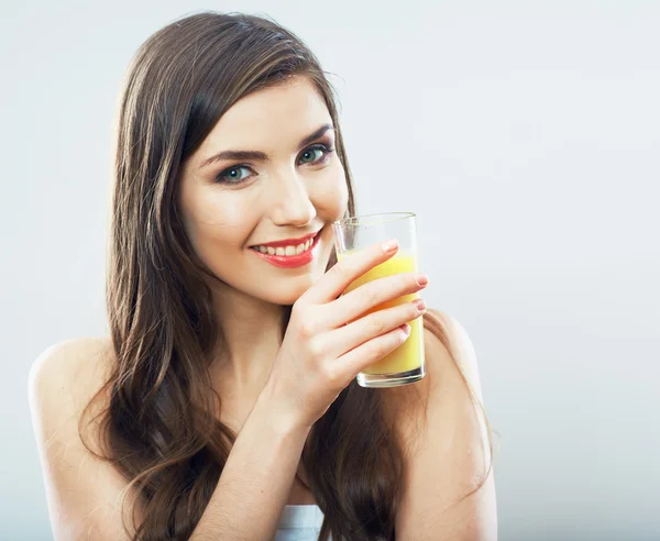 Kadın modeli cam portakal suyu ile tutun — Stok fotoğraf