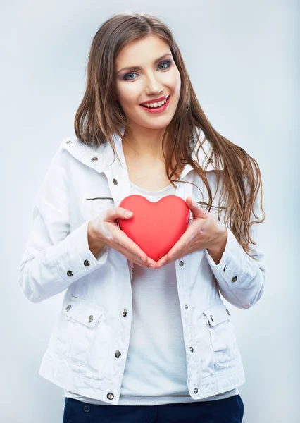 La mujer sostiene el corazón —  Fotos de Stock