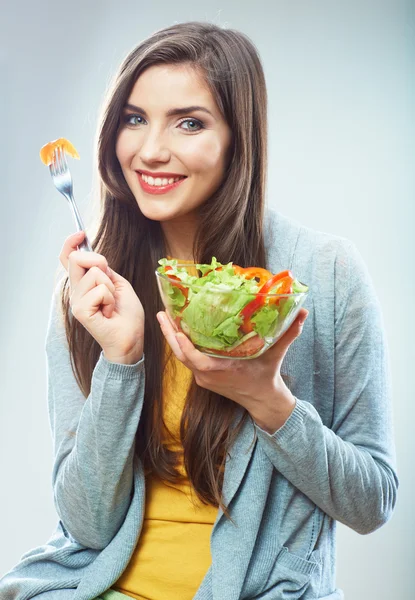 Γυναικείο πρότυπο κρατήσει πράσινη σαλάτα. — Φωτογραφία Αρχείου