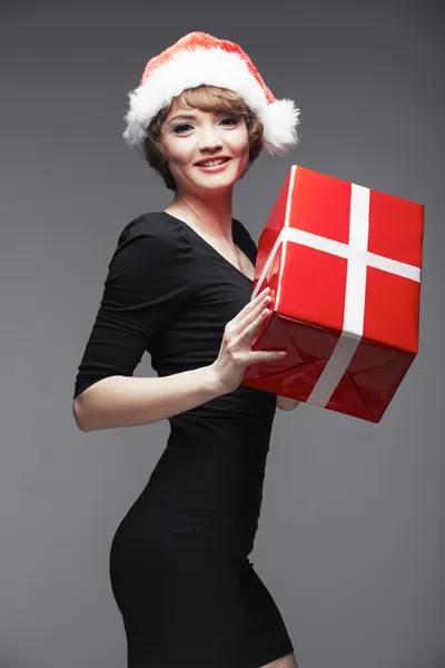 Mode kvinna med julklapp. — Stockfoto