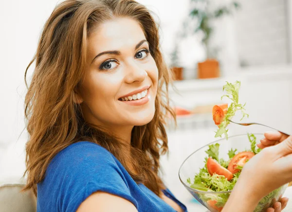 Frau isst Salat — Stockfoto