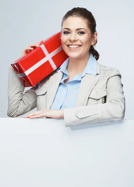 Деловая женщина с коробкой подарков — стоковое фото